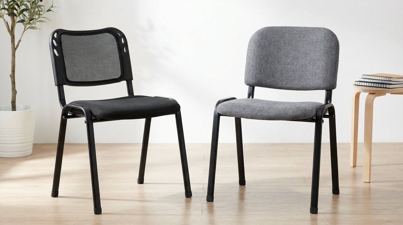 Krzesła konferencyjne w nowoczesnym wnętrzu, czarne i szare modele na tle jasnej podłogi.