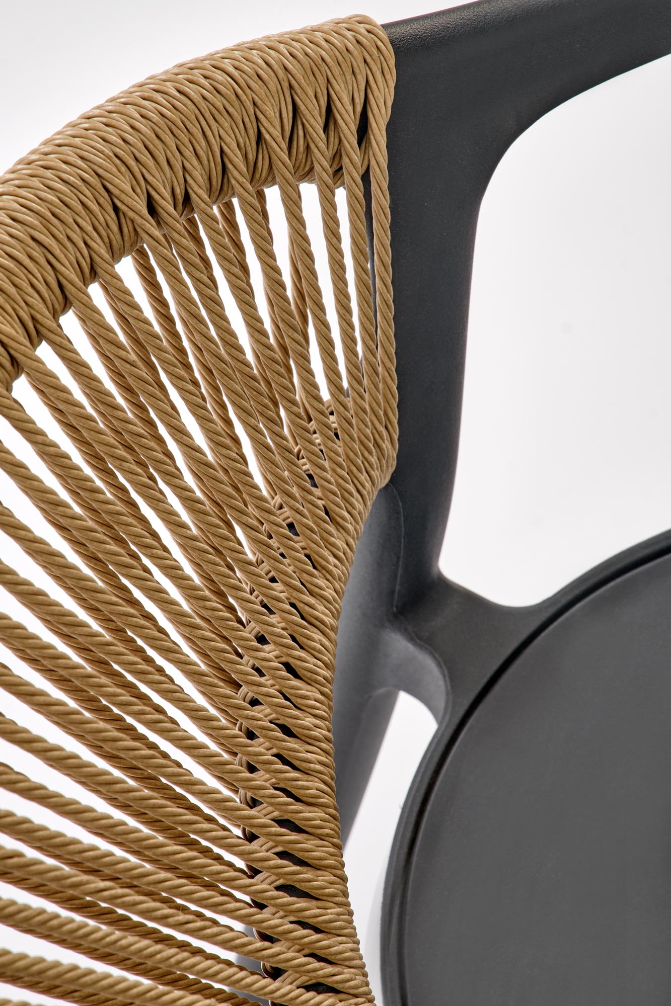 Krzesło MURAK – designerskie krzesło w stylu boho czarno-naturalne z plecionką w detalach.