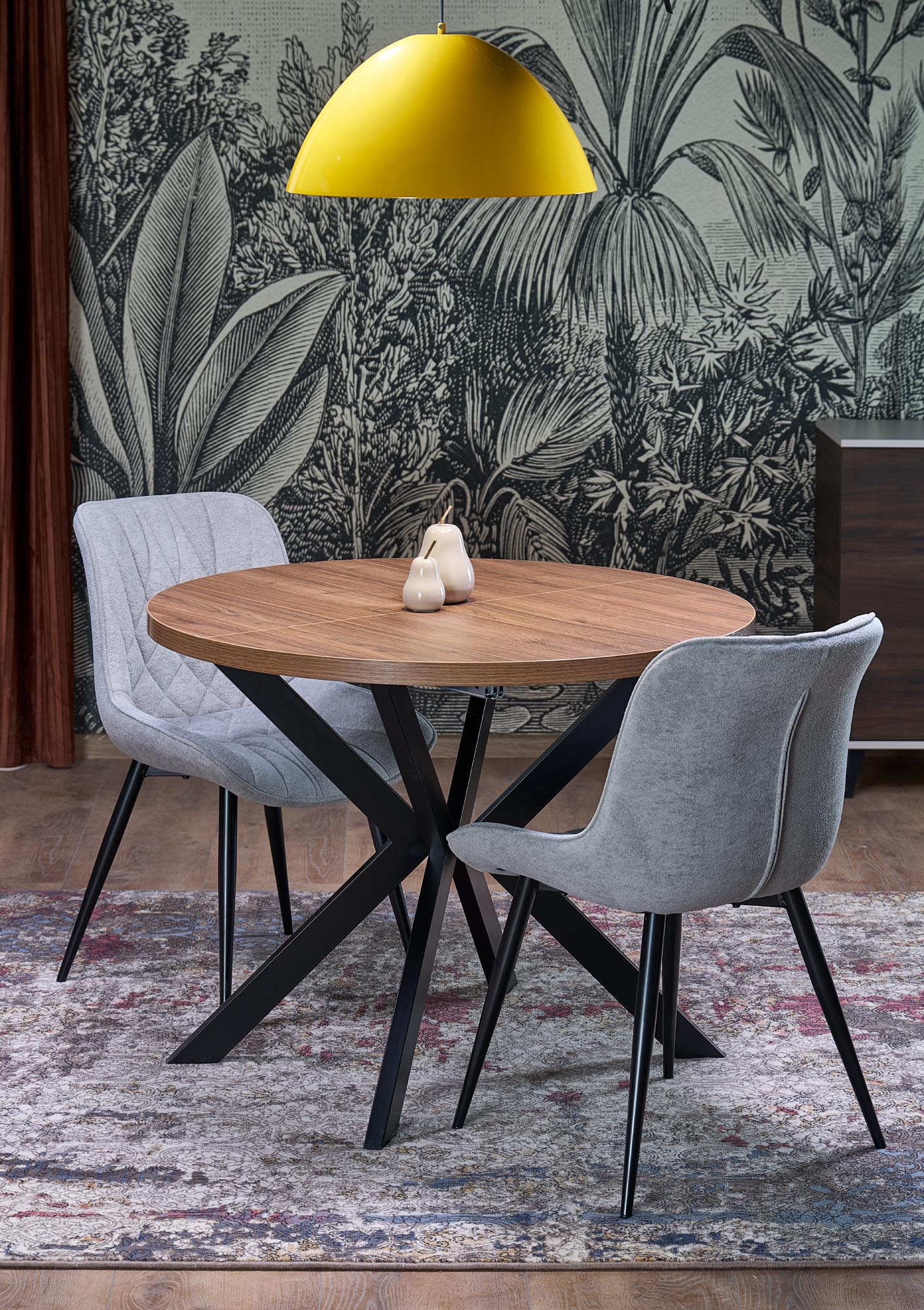 Krzesło MILAN – nowoczesne tapicerowane krzesło w eleganckim popielatym odcieniu przy okrągłym stole