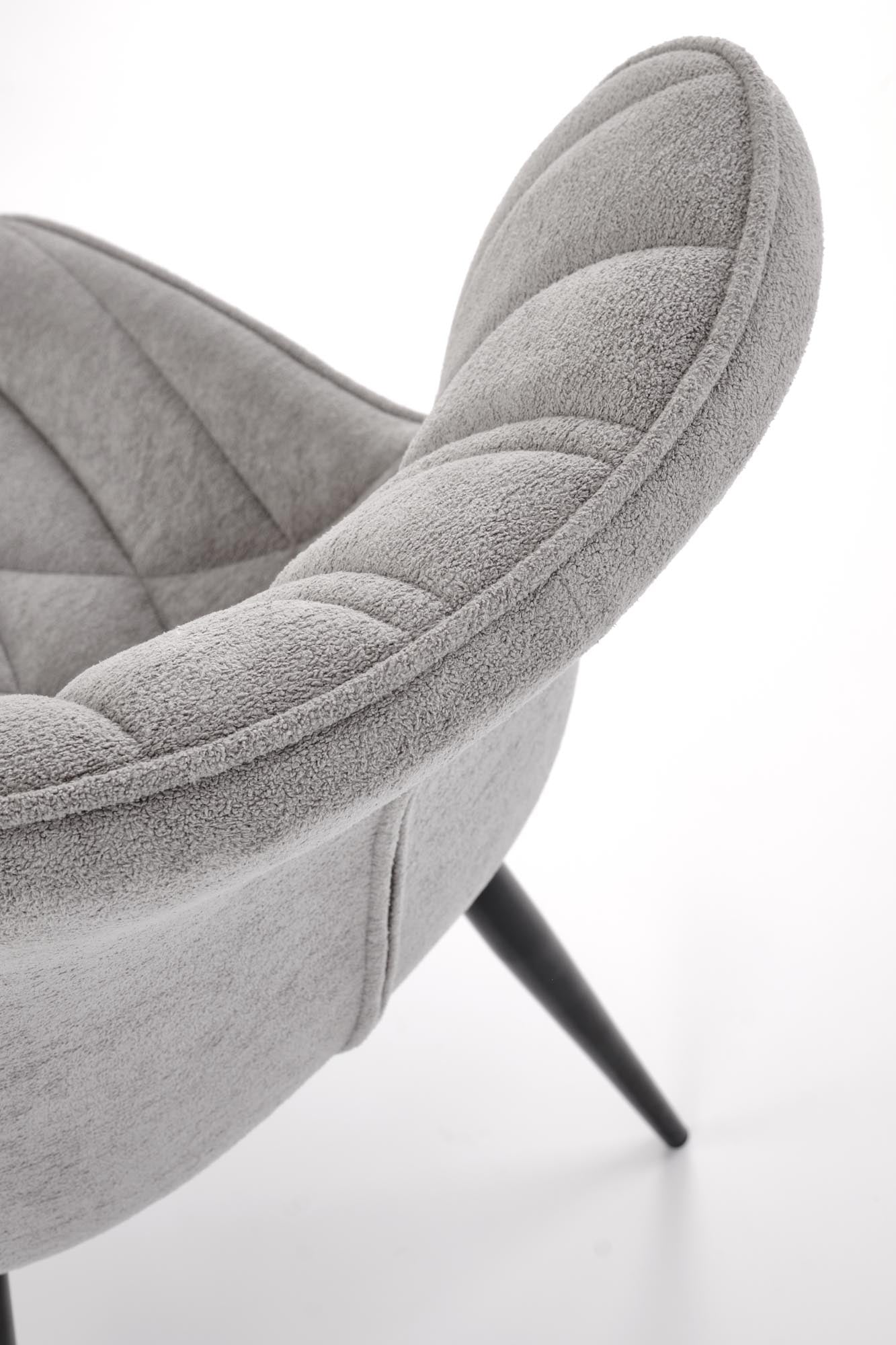 Krzesło MILAN – nowoczesne tapicerowane krzesło w eleganckim popielatym odcieniu, widok z boku.