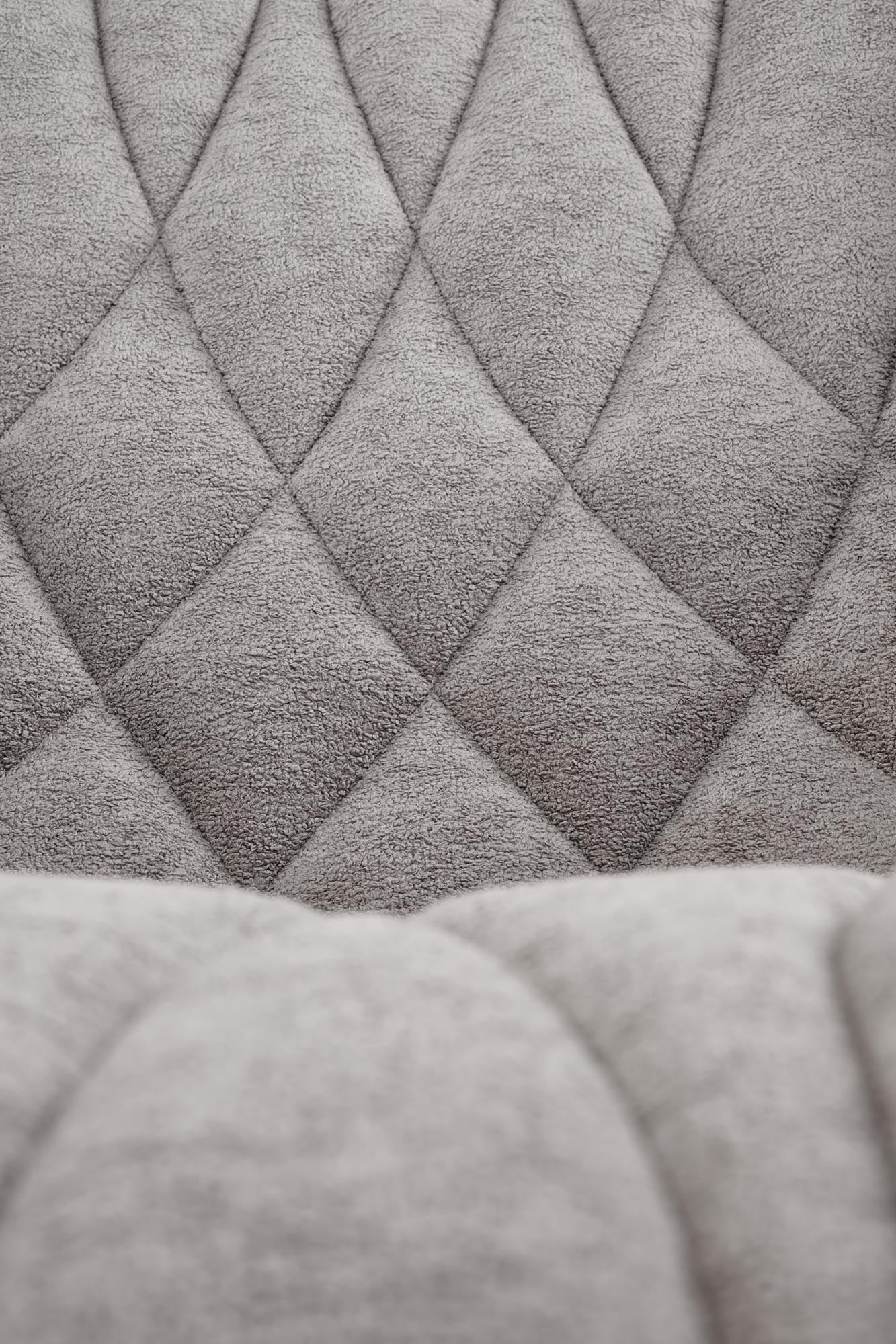 Krzesło MILAN – nowoczesne tapicerowane krzesło w eleganckim popielatym odcieniu, z detalem miękkiego materiału.