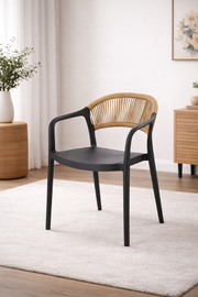 Krzesło MURAK – designerskie krzesło w stylu boho czarno-naturalne w nowoczesnym wnętrzu.